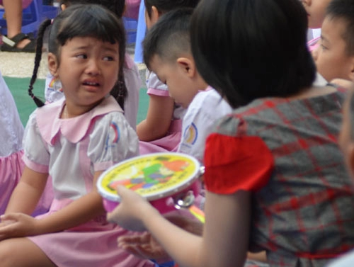 Dễ thương hình ảnh học sinh ngái ngủ khóc mếu ngày đầu đến trường