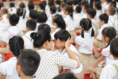 Dễ thương hình ảnh học sinh ngái ngủ khóc mếu ngày đầu đến trường