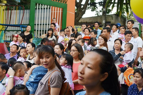 Dễ thương hình ảnh học sinh ngái ngủ khóc mếu ngày đầu đến trường