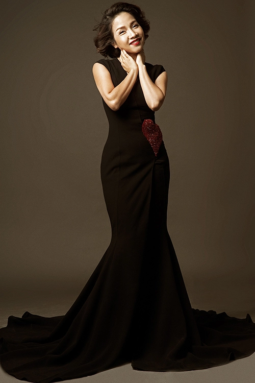Diva mỹ linh nồng nàn với đầm đen tối giản