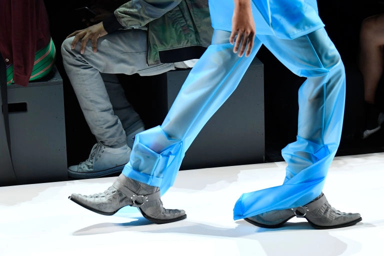 Đôi giày hai đầu tại new york fw khiến giới thời trang xôn xao
