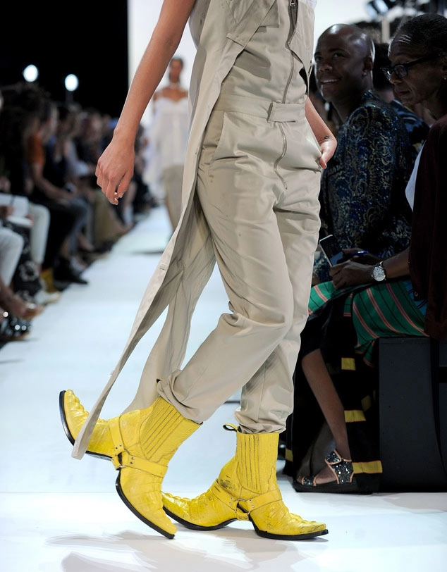 Đôi giày hai đầu tại new york fw khiến giới thời trang xôn xao
