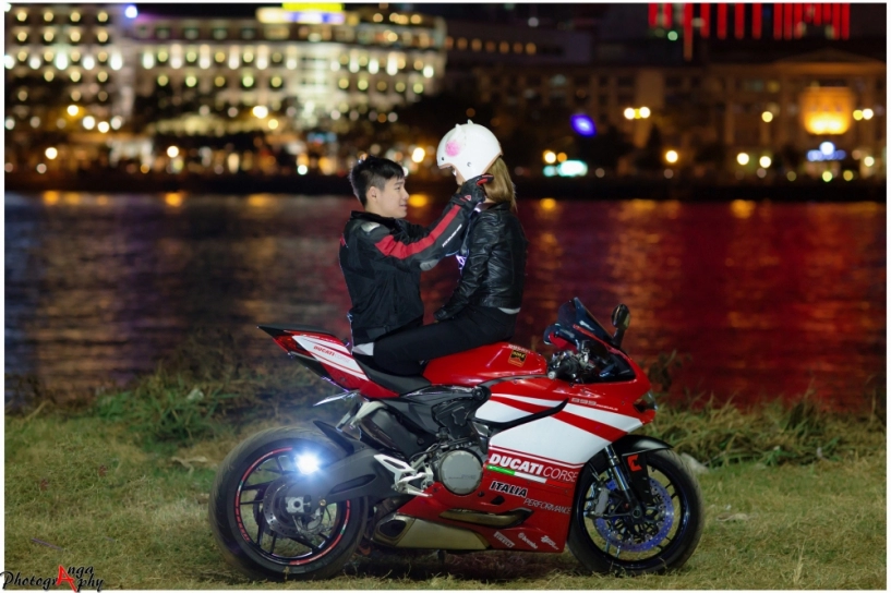 Ducati 899 panigale trong bộ ảnh đầy lãng mạn của cặp đôi sài thành