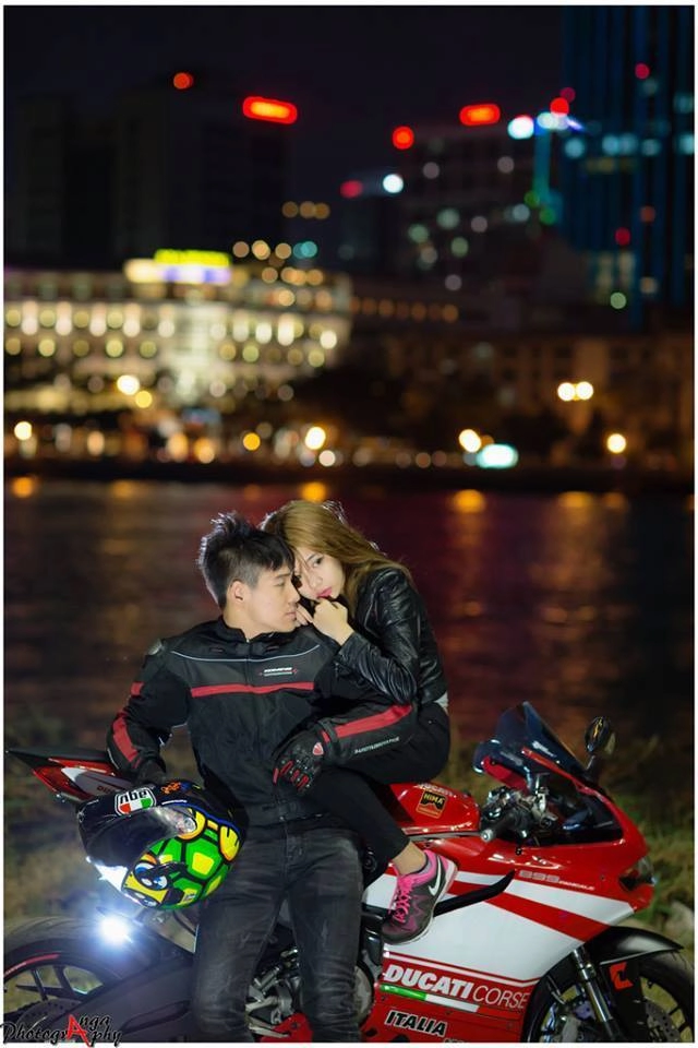 Ducati 899 panigale trong bộ ảnh đầy lãng mạn của cặp đôi sài thành