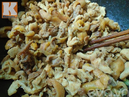 Gà xào sả ớt ngon cơm ngày mát trời