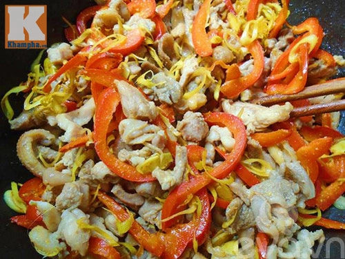 Gà xào sả ớt ngon cơm ngày mát trời
