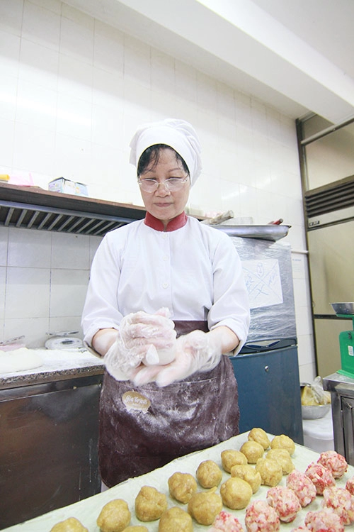 Găp người phụ nữ gần 40 năm làm bánh trung thu
