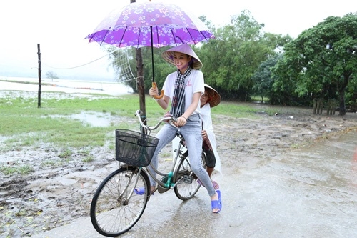 Hh phạm hương chạy xe đạp chở cụ già trong cơn mưa tại hà tĩnh
