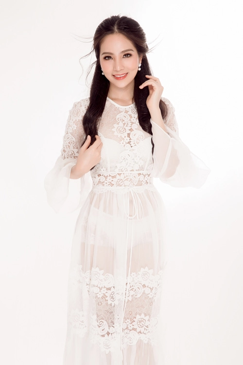 Hoa hậu áo dài biển dương kim ánh đẹp hút hồn với váy trắng tinh khiết