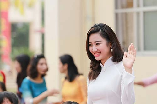 Hoa hậu bản sắc việt thu ngân đẹp tinh khôi về thăm trường cũ