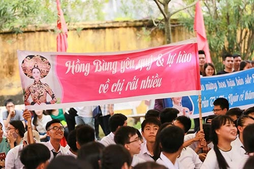 Hoa hậu bản sắc việt thu ngân đẹp tinh khôi về thăm trường cũ