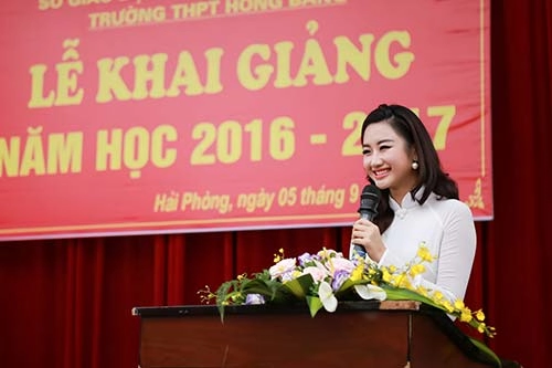 Hoa hậu bản sắc việt thu ngân đẹp tinh khôi về thăm trường cũ