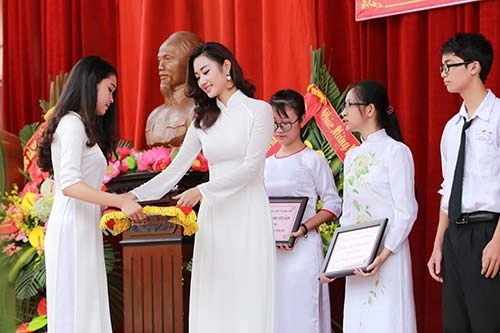 Hoa hậu bản sắc việt thu ngân đẹp tinh khôi về thăm trường cũ