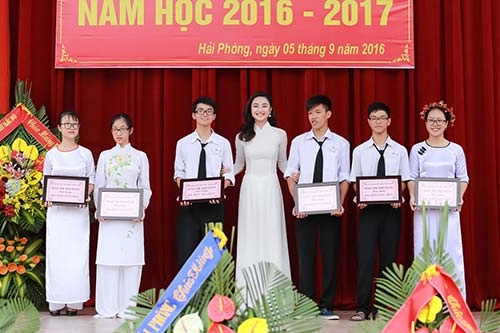Hoa hậu bản sắc việt thu ngân đẹp tinh khôi về thăm trường cũ