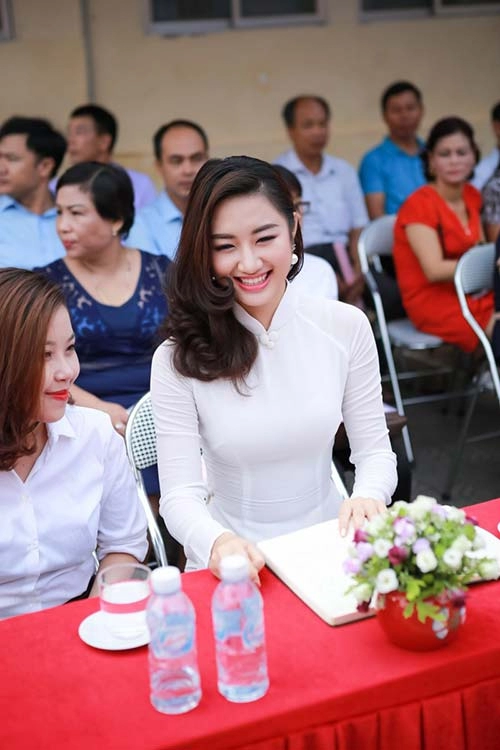 Hoa hậu bản sắc việt thu ngân đẹp tinh khôi về thăm trường cũ
