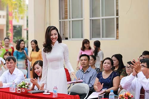 Hoa hậu bản sắc việt thu ngân đẹp tinh khôi về thăm trường cũ