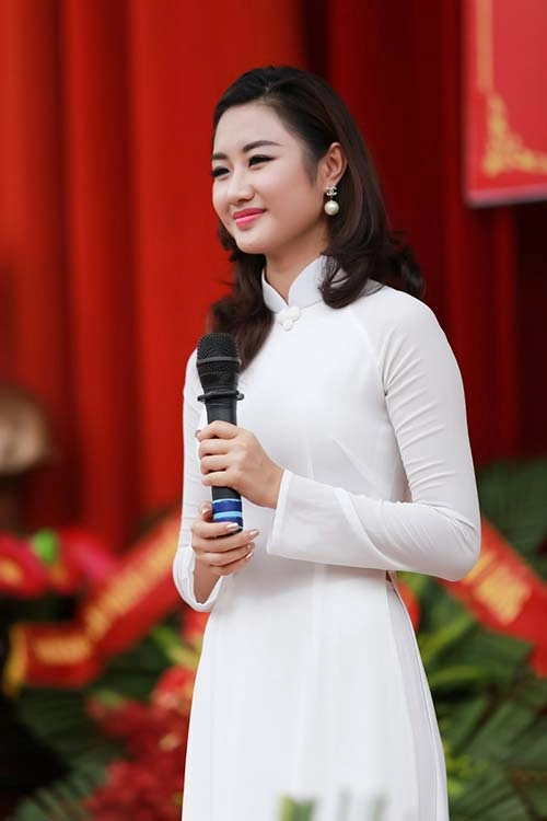 Hoa hậu bản sắc việt thu ngân đẹp tinh khôi về thăm trường cũ
