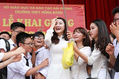 Hoa hậu bản sắc việt thu ngân đẹp tinh khôi về thăm trường cũ