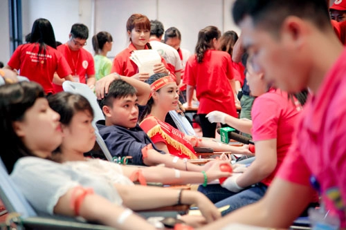 Hoa hậu biển thùy trang tươi tỉnh đi hiến máu cùng giới trẻ thủ đô