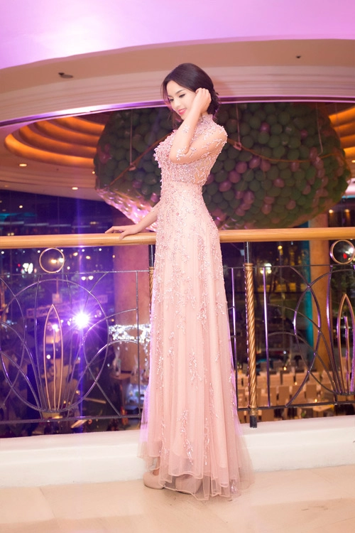 Hoa hậu kỳ duyên chạy show liên tục