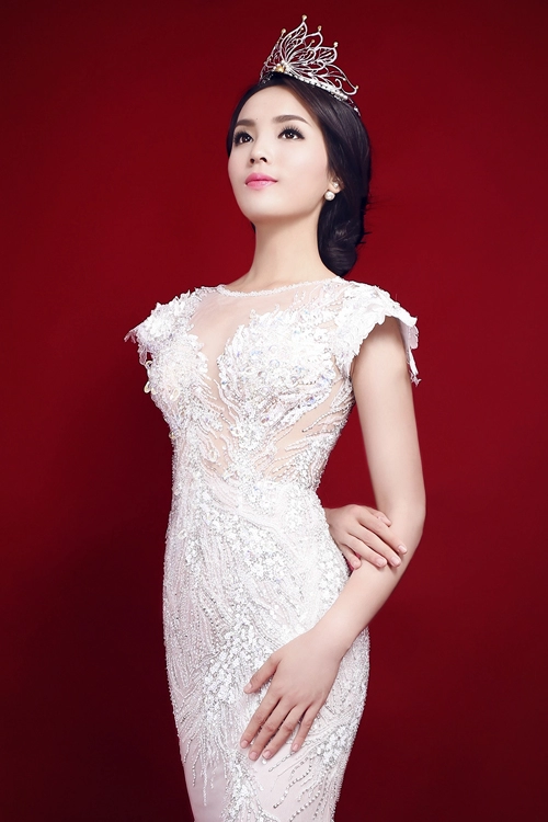 Hoa hậu kỳ duyên khoe khéo đường cong với đầm dạ hội