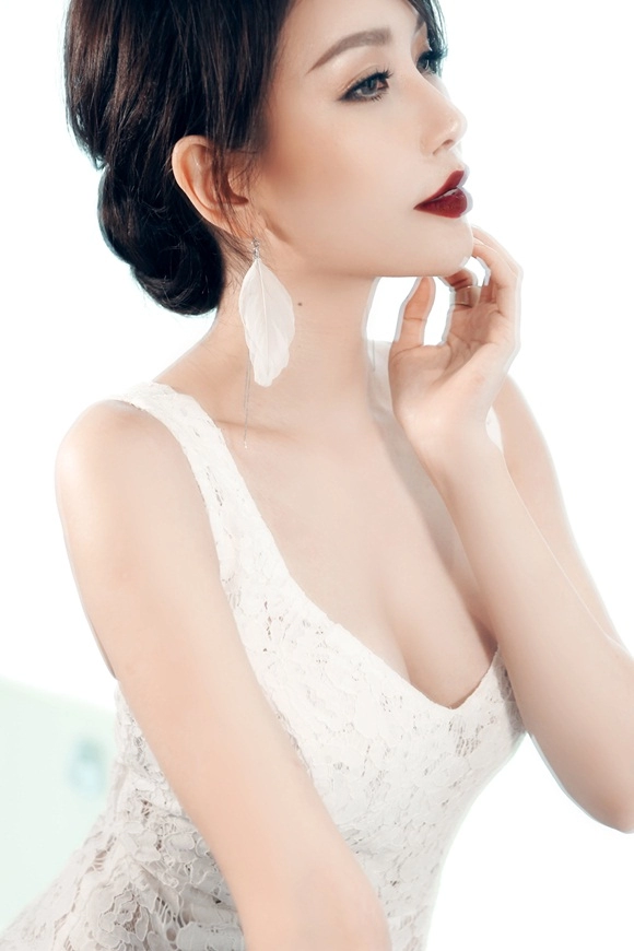 Hoa hậu lam cúc đẹp kiêu kỳ với đầm ren