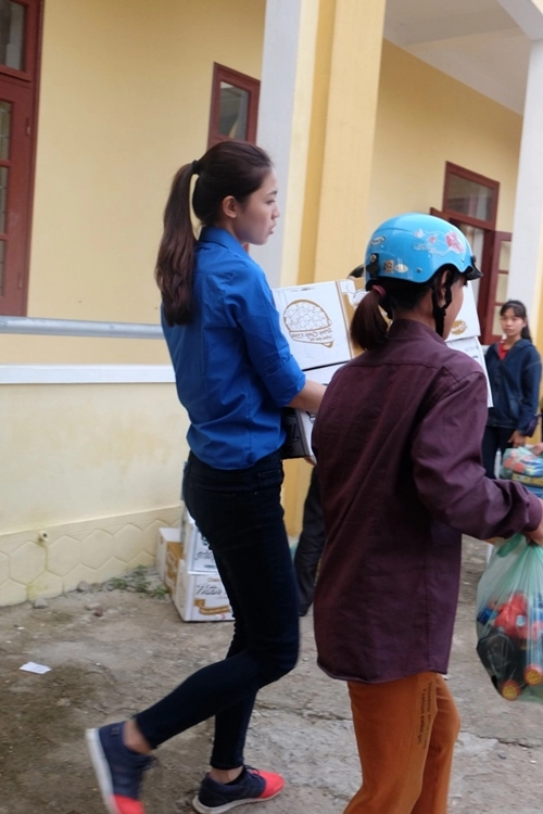 Hoa hậu mỹ linh á hậu thanh tú mặt mộc mặc giản dị đi tình nguyện