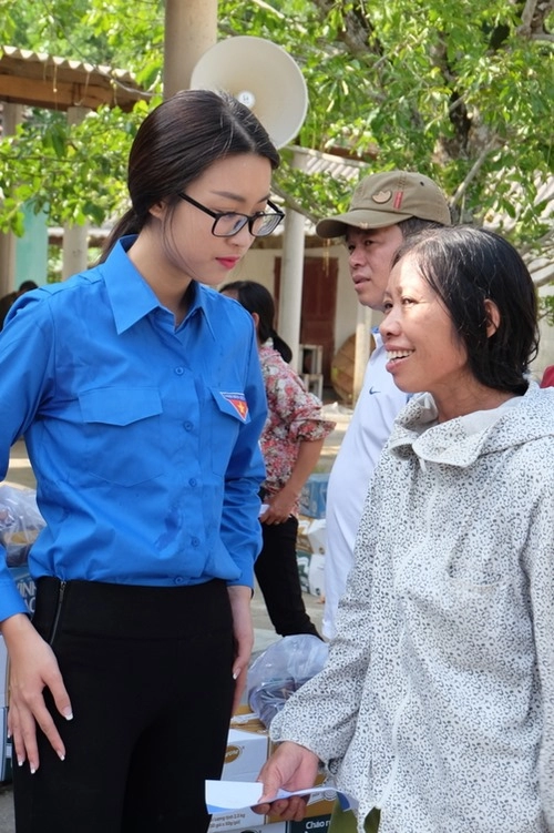 Hoa hậu mỹ linh á hậu thanh tú mặt mộc mặc giản dị đi tình nguyện