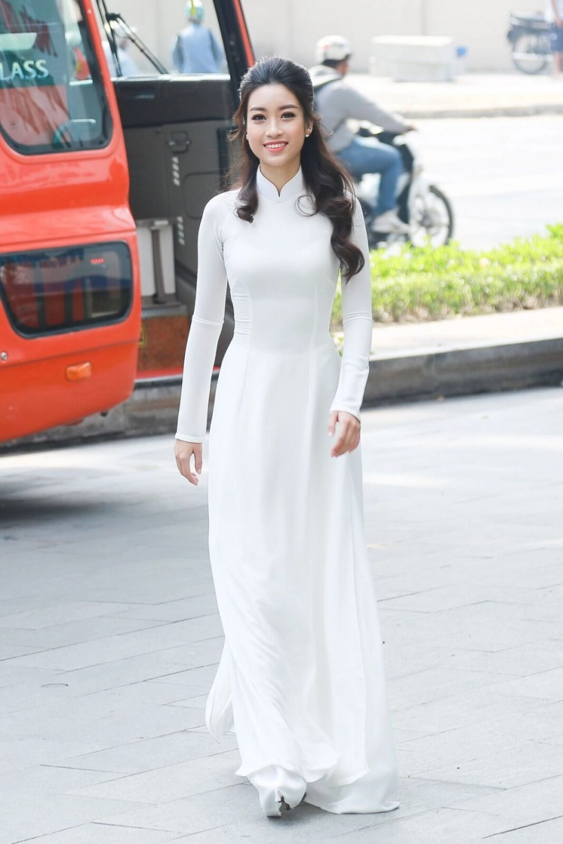 Hoa hậu mỹ linh thôi miên mọi ánh nhìn với tà áo dài trắng
