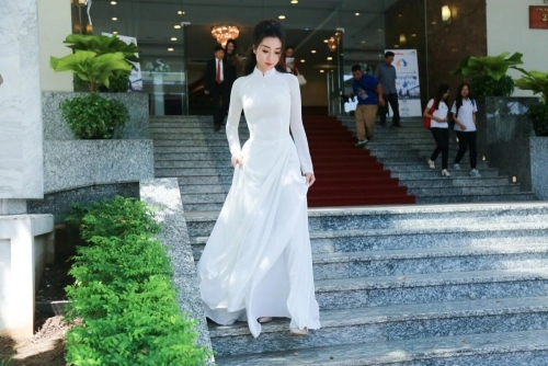Hoa hậu mỹ linh thôi miên mọi ánh nhìn với tà áo dài trắng