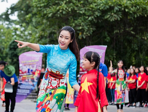 Hoa hậu ngọc hân mỹ linh cùng á hậu thanh tú mặc áo dài nhảy flashmob ở hồ gươm