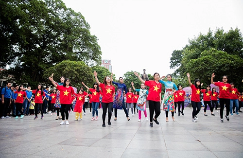 Hoa hậu ngọc hân mỹ linh cùng á hậu thanh tú mặc áo dài nhảy flashmob ở hồ gươm