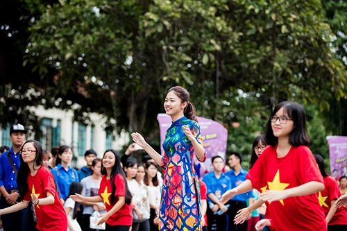 Hoa hậu ngọc hân mỹ linh cùng á hậu thanh tú mặc áo dài nhảy flashmob ở hồ gươm