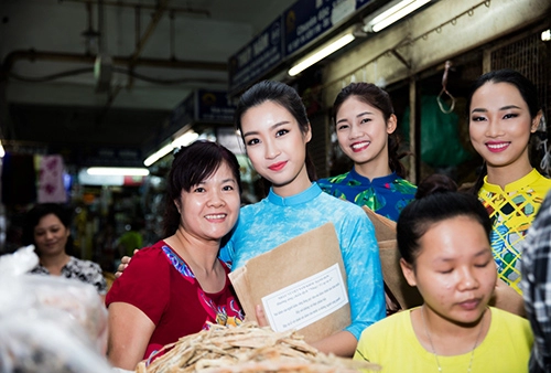 Hoa hậu ngọc hân mỹ linh cùng á hậu thanh tú mặc áo dài nhảy flashmob ở hồ gươm