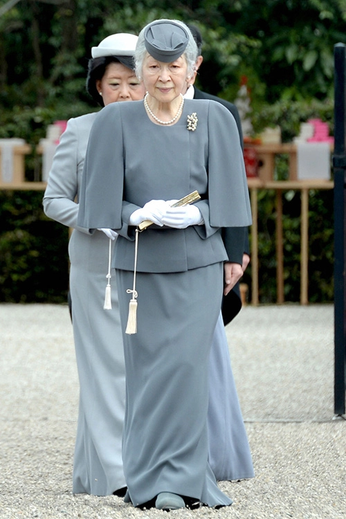 Hoàng hậu nhật bản 81 tuổi mặc đẹp vượt thời gian