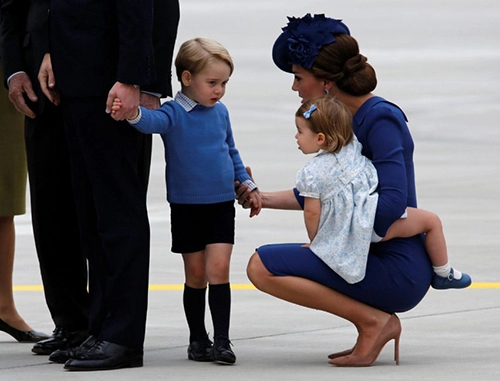 Hoàng tử bé mặc ton sur ton với mẹ và em gái