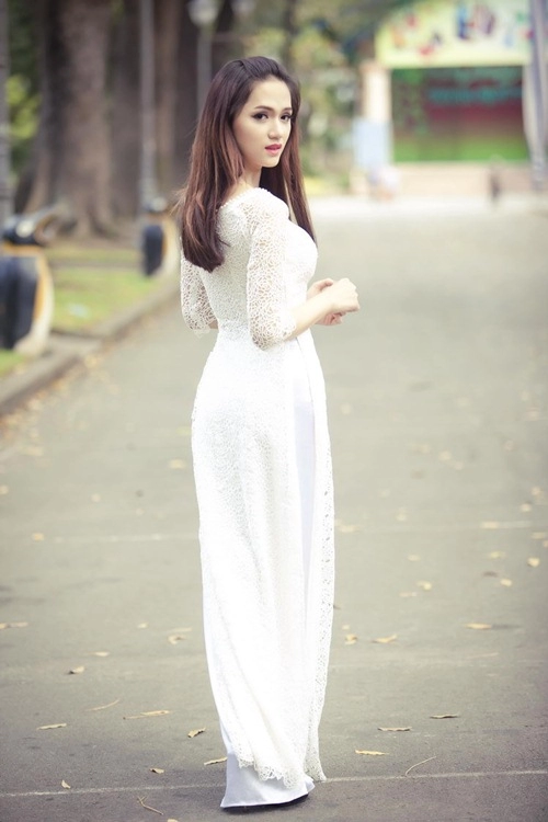 Hương giang idol tinh khôi trong tà áo dài trắng