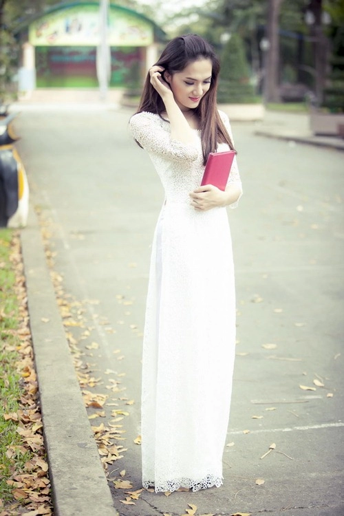 Hương giang idol tinh khôi trong tà áo dài trắng