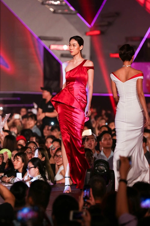 Kelly bùi đỗ mạnh cường mang sắc hồng ngọt ngào lên sàn catwalk dài 200m