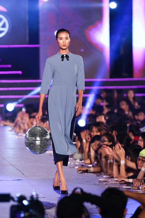 Kelly bùi đỗ mạnh cường mang sắc hồng ngọt ngào lên sàn catwalk dài 200m