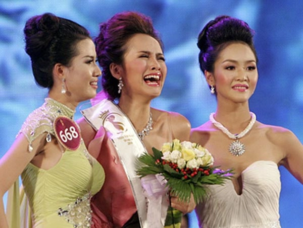 Không thể nhịn cười vì hình ảnh khó đỡ của các hoa hậu khi đăng quang