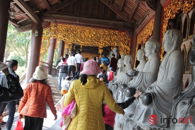 Kỳ cục tượng phật hai màu ở chùa bái đính