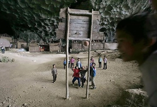 Kỳ lạ ngôi làng trong hang động có lớp học sân bóng rổ