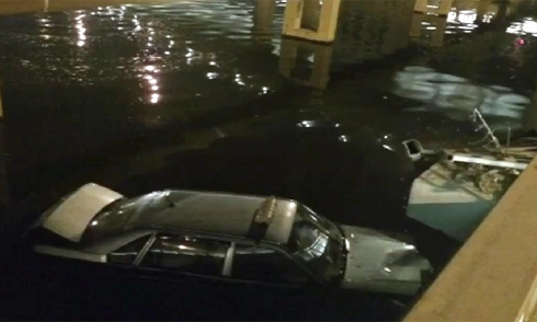 mất lái xe bmw húc taxi rơi xuống sông 