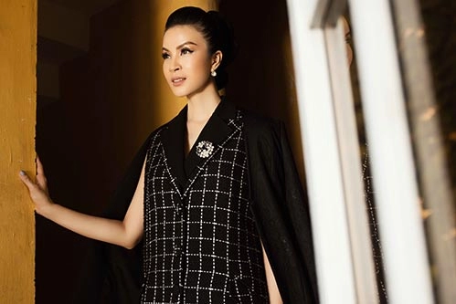 Mc thanh mai khoe khe ngực sâu hút với vest đen