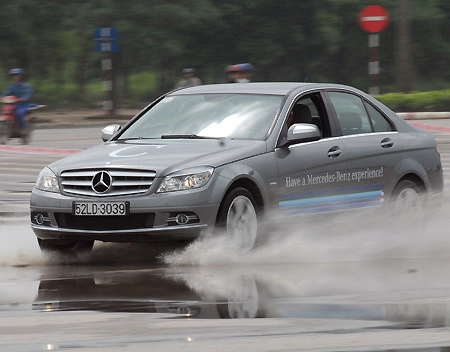  mercedes việt nam giảm giá c-class 