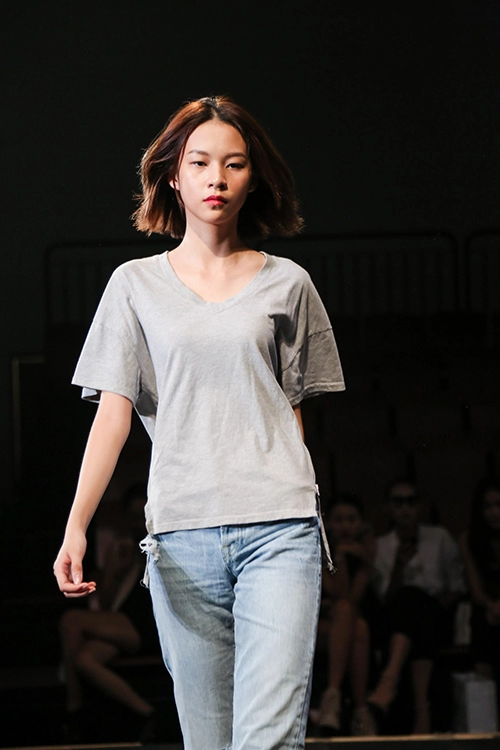 Minh tú cố tình khoe nội y khi làm đạo diễn catwalk