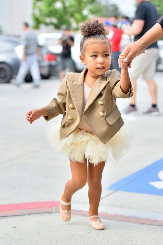 Mới 3 tuổi con gái của kim siêu vòng ba đã xách túi 22 triệu đi dạo phố