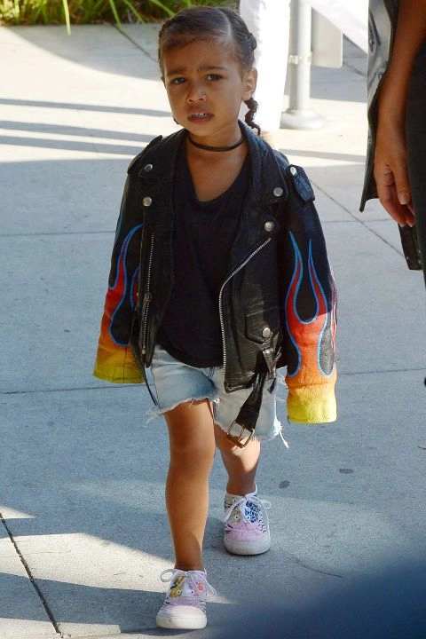 Mới 3 tuổi con gái của kim siêu vòng ba đã xách túi 22 triệu đi dạo phố