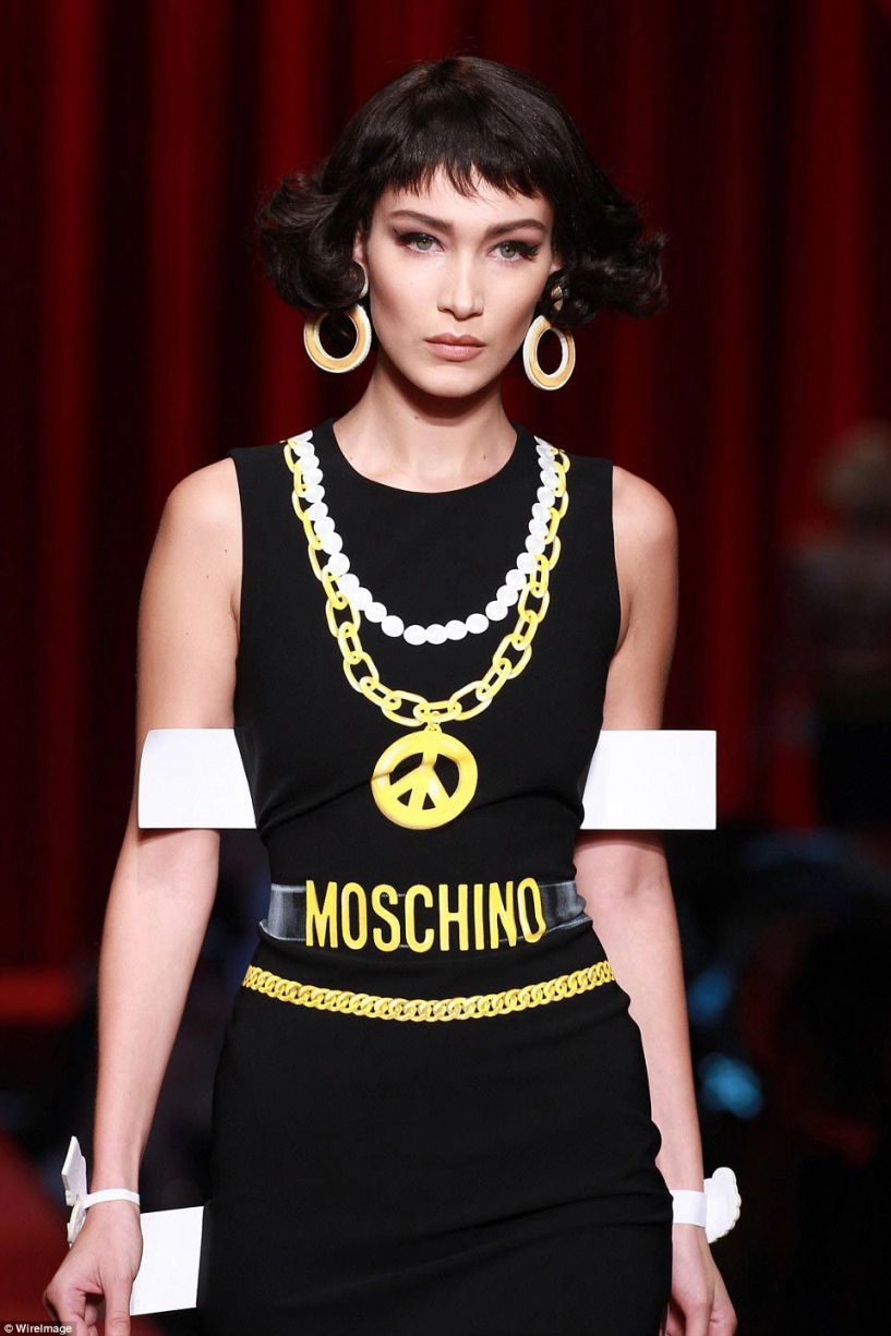 Moschino lại gây sững sỡ với mốt váy như đồ chơi giấy